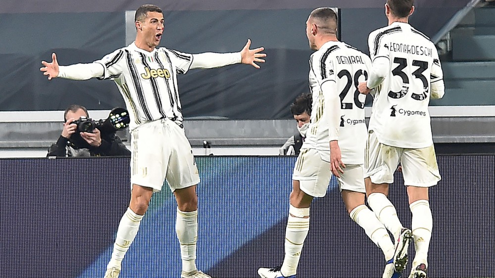 Serie A, la Juventus batte il Cagliari con una doppietta di Ronaldo,  la Lazio sotto il diluvio vince a Crotone, pareggio senza reti tra Spezia ed Atalanta