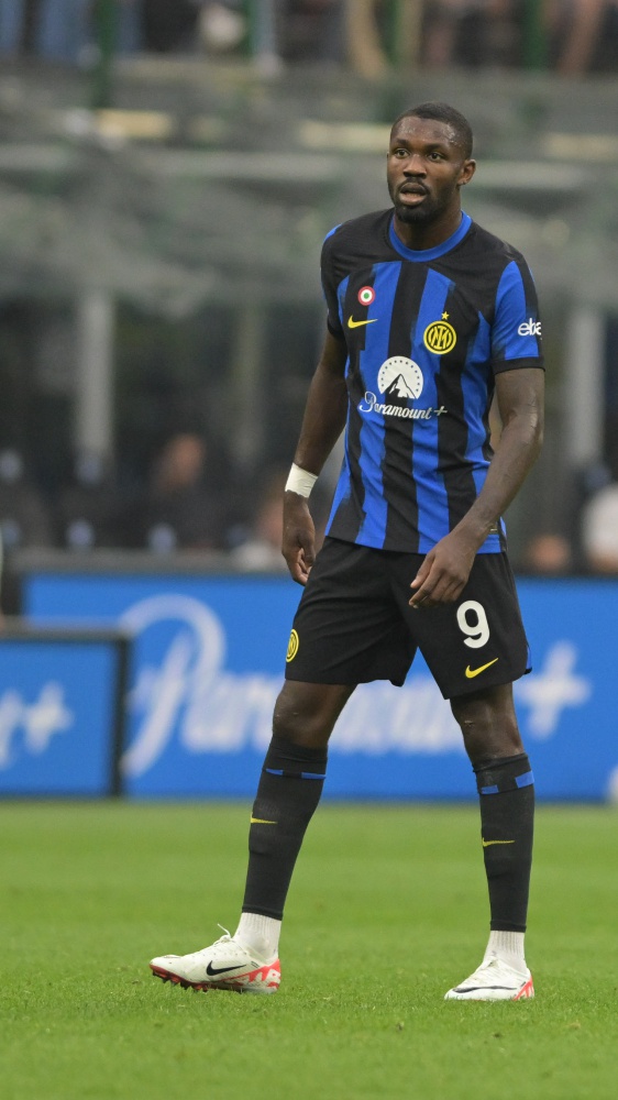 Serie A, manita dell’Inter che vince il derby, tiene il passo la Juve, pari del Napoli
