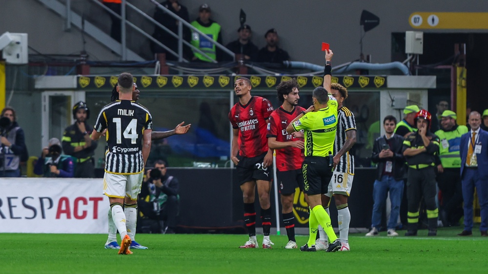 Serie A, la Juventus espugna san Siro, battuto il Milan rimasto in dieci. In testa alla classifica da sola resta l'Inter