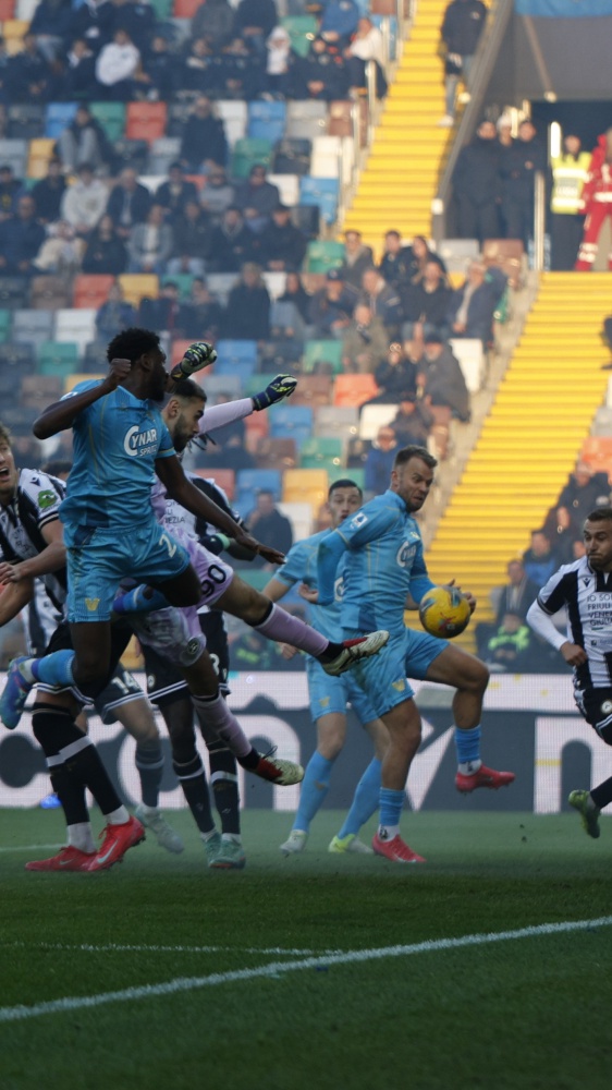 Serie A, Monza-Verona 0-1, Udinese-Venezia 3-2, Atalanta-Torino 1-1. Bologna-Como