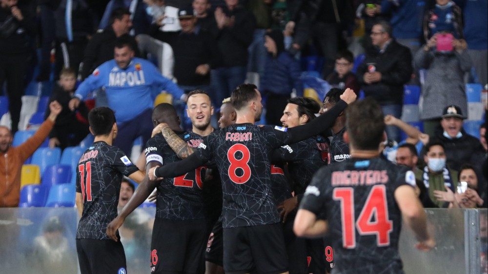 Serie A, Napoli, ottava vittoria consecutiva e primato, nel posticipo la Juventus supera la Roma