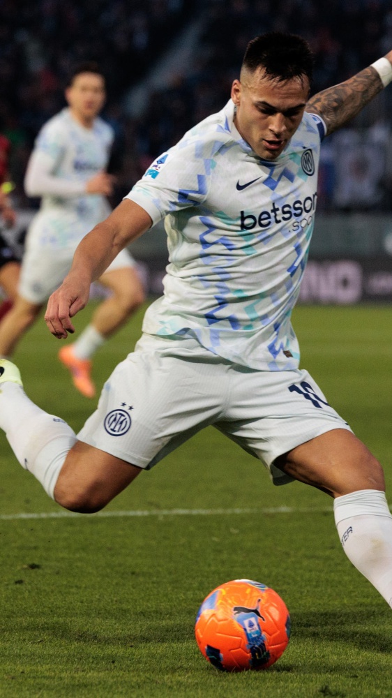 Serie A, il Napoli vince a Roma e raggiunge il Milan in vetta; e la doppietta di Lautaro rilancia l'Inter