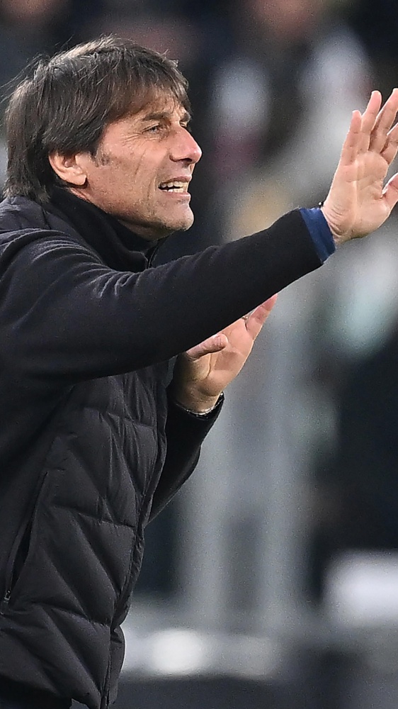 Serie A, colpo grosso del Napoli, vince a Marassi con un rigore nel recupero; pareggio tra Fiorentina e Torino