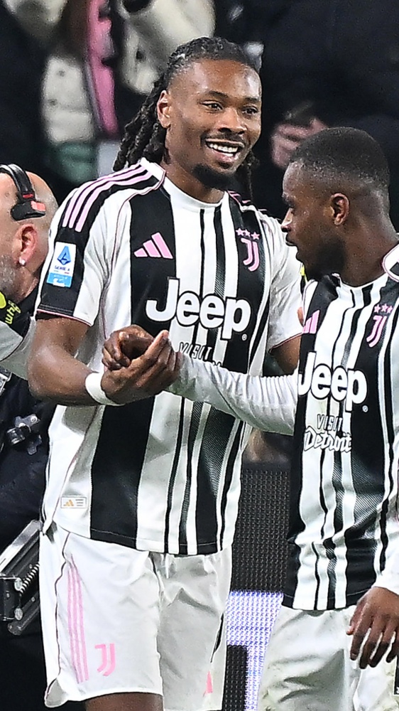 Serie A, la Roma rallenta il Milan, la Juventus abbatte il Napoli e l'Inter sorride