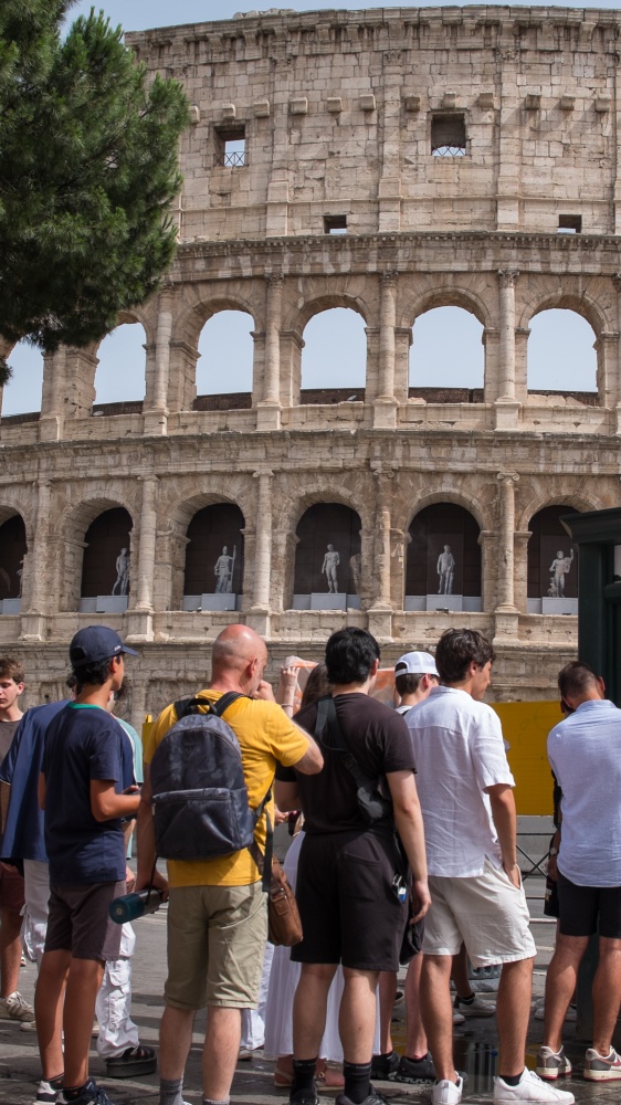 Settore turistico al riparo dagli esercizi abusivi, da oggi scattano sanzioni per guide turistiche non abilitate  