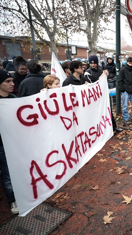 Sgomberato e sequestrato il centro sociale di Torino Askatasuna. Piantedosi: "E' un segnale chiaro dello Stato"