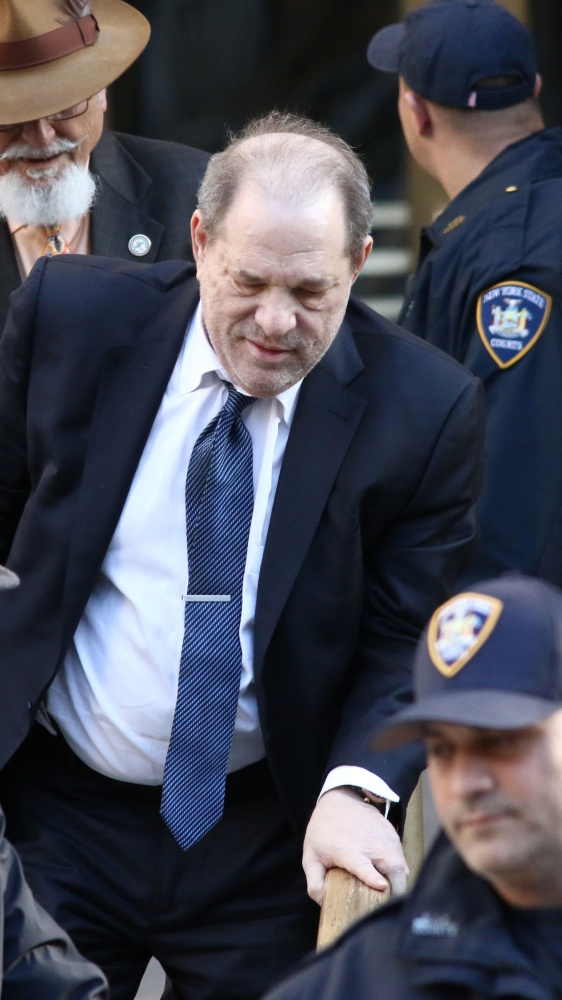 Shock per il #MeToo, revocata la condanna di Harvey Weinstein. Il verdetto in appello, ma l'ex re di Hollywood resta in carcere