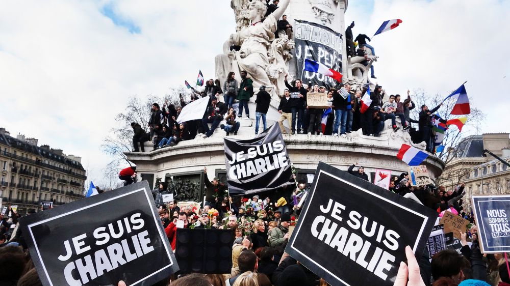 Si apre il processo sulla strage a Charlie Hebdo, e il giornale ripubblica le vignette di Maometto