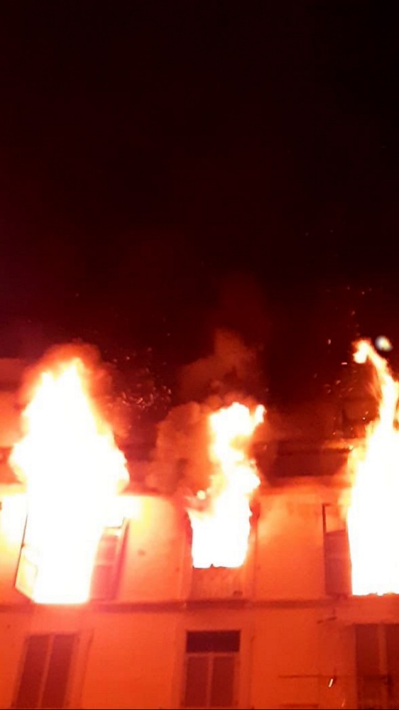 Si lancia dalla finestra per sfuggire all'incendio, morta 48enne a Milano