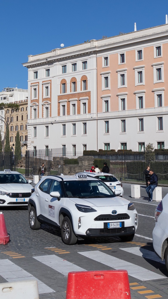 Sicurezza sui Taxi, la proposta del fiscalista Ezio Stellato: "Un vetro antisfondamento da detrarre dalle tasse"