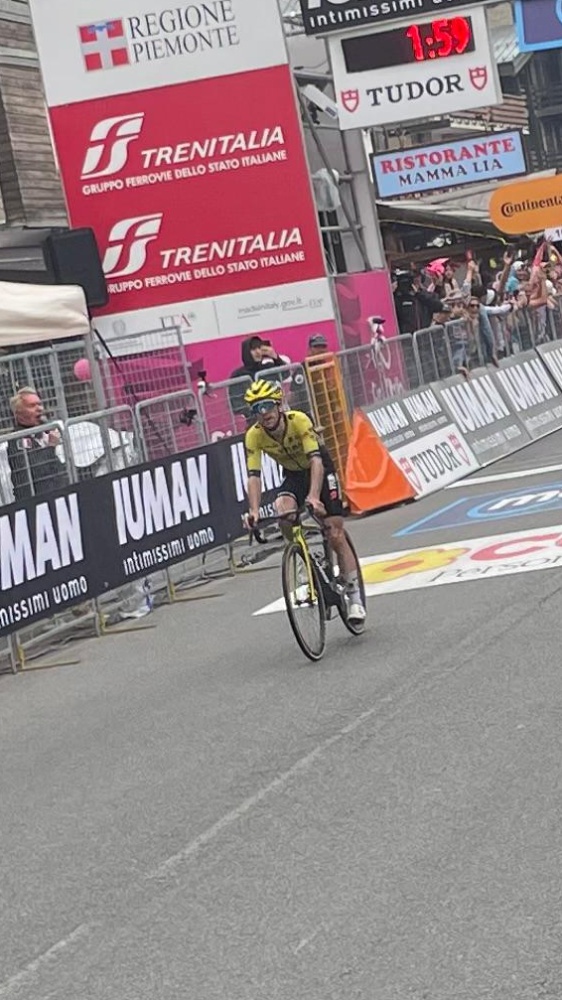 Simon Yates allunga le mani sul Giro d’Italia, Del Toro e Carapaz sono i grandi sconfitti