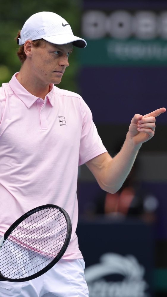 Sinner batte il ceco Jiri Lehecka 6-4, 6-4 e vince il Master 1000 di Miami, Errani-Paolini sconfitte in finale