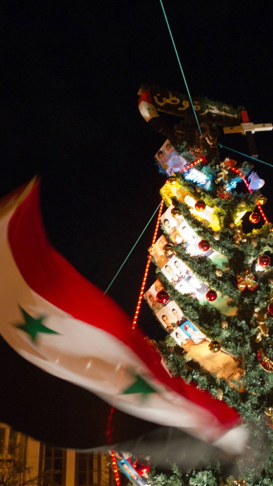 Siria, incendiato albero di Natale, proteste cristiane a Damasco