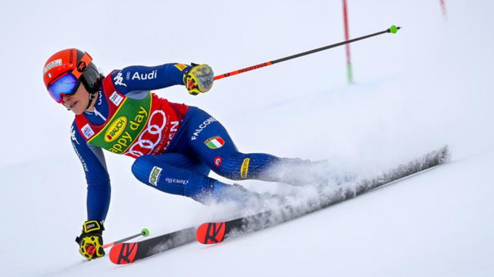 Sofia Goggia torna sul podio in una gara di coppa del mondo, seconda nella discesa libera della val d'Isere