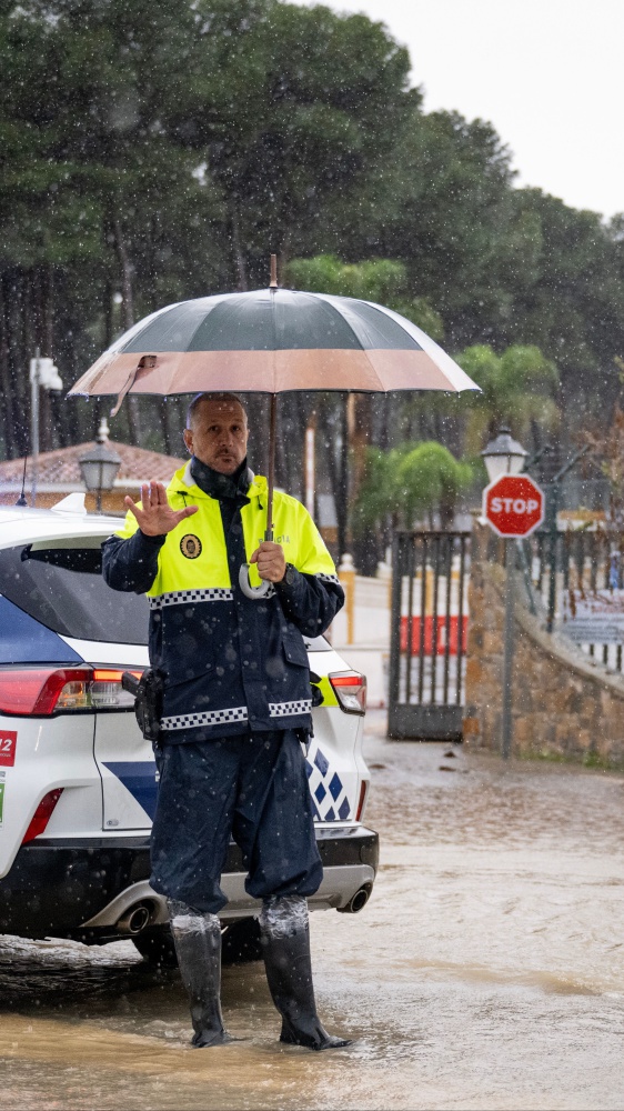 Spagna, a Malaga continua il maltempo: inondato un ospedale, scuole chiuse e traffico in tilt