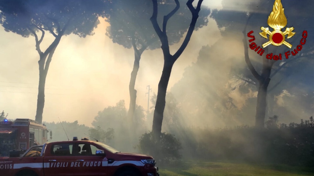 Spaventoso incendio a Roma: gravi 4 soccorritori. Fiamme altissime e tanta paura tra i residenti