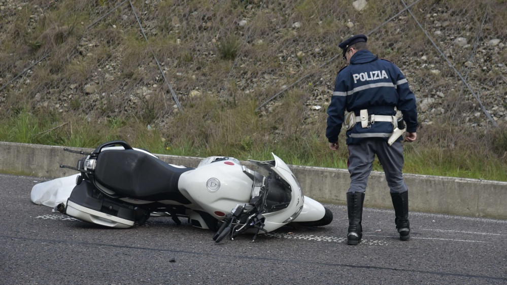 Investe e uccide un motociclista dopo una lite al semaforo, automobilista arrestato nella Bergamasca