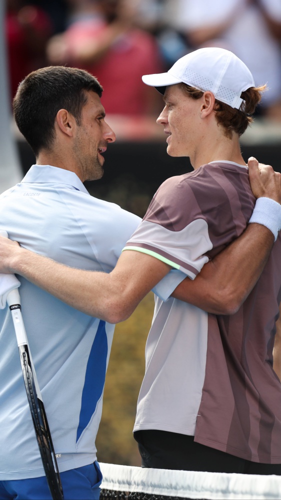 Spettacolo Sinner, agli Australian Open batte Djokovic e vola in finale