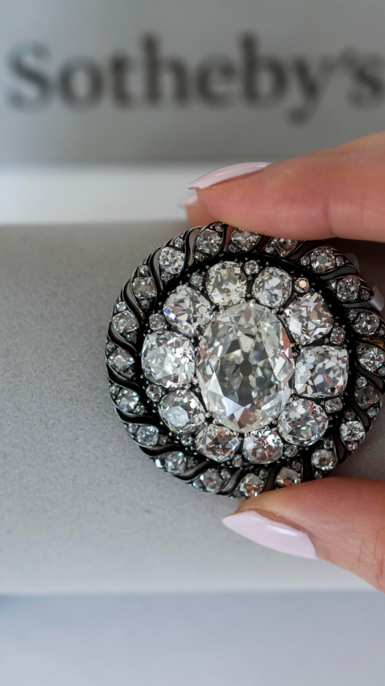 Spilla di diamanti di Napoleone venduta per 4,1 milioni di euro, era stata persa dopo la fuga da Waterloo