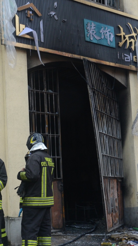 Spunta l'ipotesi del dolo dietro il rogo nel negozio cinese a Milano:  i titolari sarebbero stati minacciati