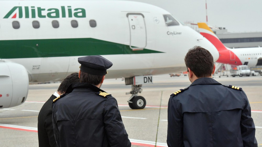 Stop ad altri aiuti di stato per Alitalia, l’Unione Europea vuole chiudere i rubinetti, stipendi a rischio