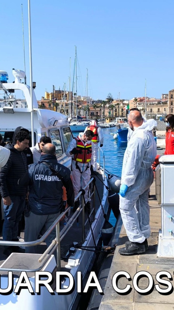 Strage di migranti nel Mediterraneo. Un'ottantina i dispersi in mare, 32 i sopravvissuti, due i morti
