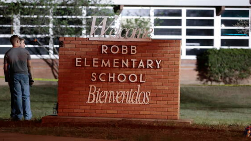 Strage in Texas, un diciottenne ha ucciso 21 persone in una scuola elementare di Uvalde, 19 sono bambini
