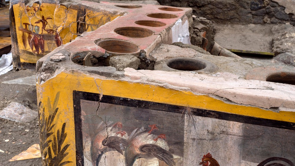 Straordinaria scoperta a Pompei, ritrovato un Termopolio,  una bottega di generi alimentari ancora intatta