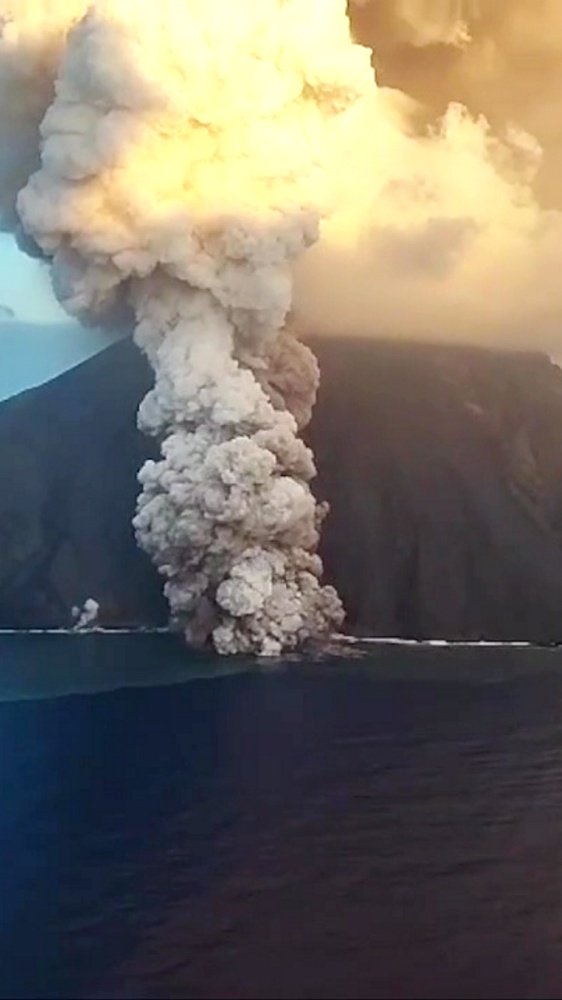 Stromboli: le immagini spettacolari del vulcano che si è "svegliato". Massima allerta sull'Isola