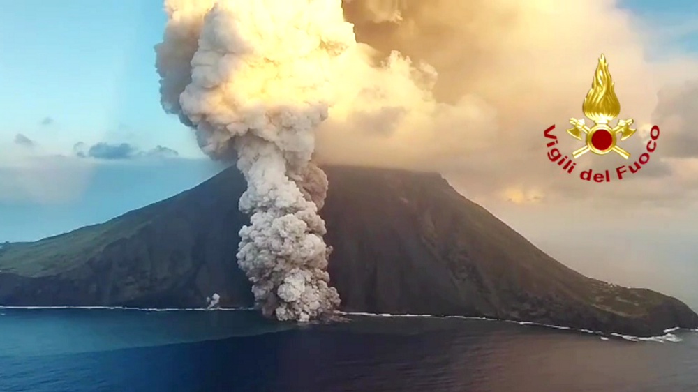 Stromboli: le immagini spettacolari del vulcano che si è "svegliato". Massima allerta sull'Isola