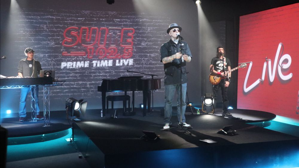 Suite 102.5 Prime Time Live, questa sera ospite J-Ax, per la prima volta live il singolo Via di qua