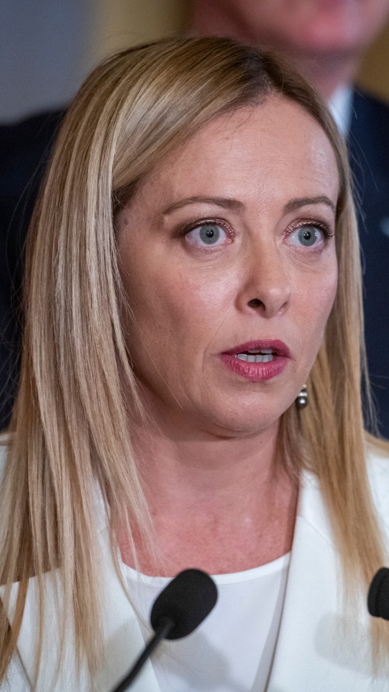 "Sul reddito di cittadinanza il governo non cambierà idea", così Giorgia Meloni su Facebook