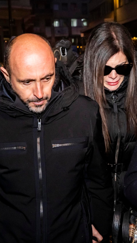 Crans - Montana, oggi l'interrogatorio dei proprietari del Constellation. In Svizzera lutto nazionale