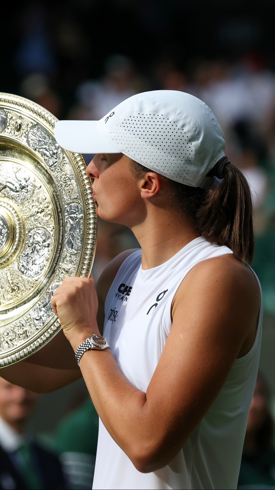 Tennis, Iga Swiatek è la nuova regina di Wimbledon, battuta Amanda Anisimova