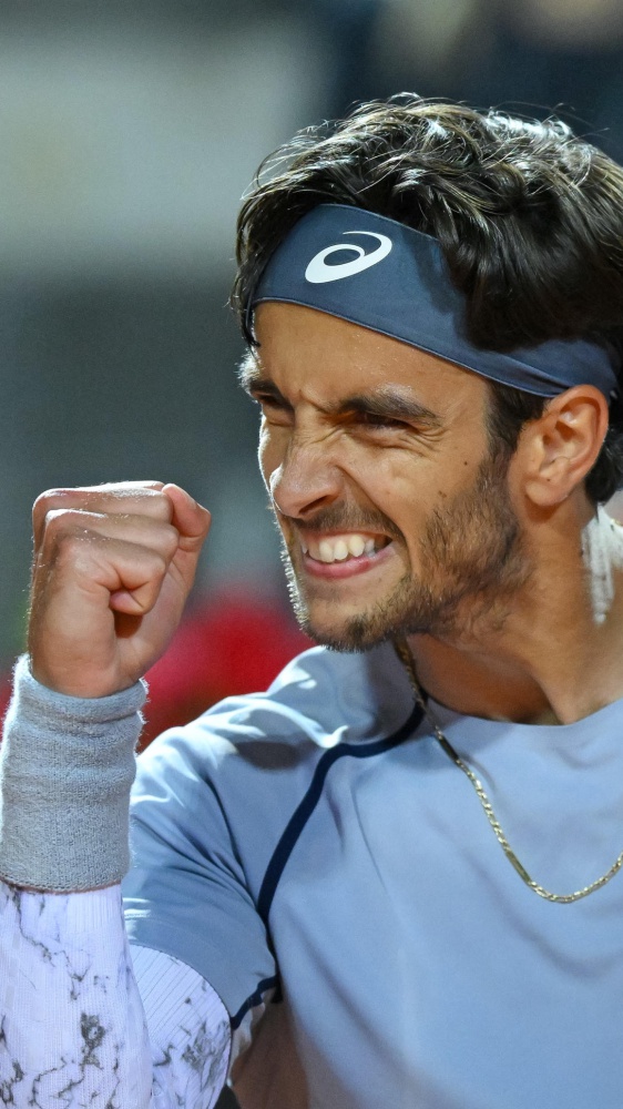 Tennis, Internazionali BNL d'Italia, buona la prima per Musetti che vola al terzo turno, avanzano anche Cocciaretto e Arnaldi,eliminazione all'esordio per Djokovic