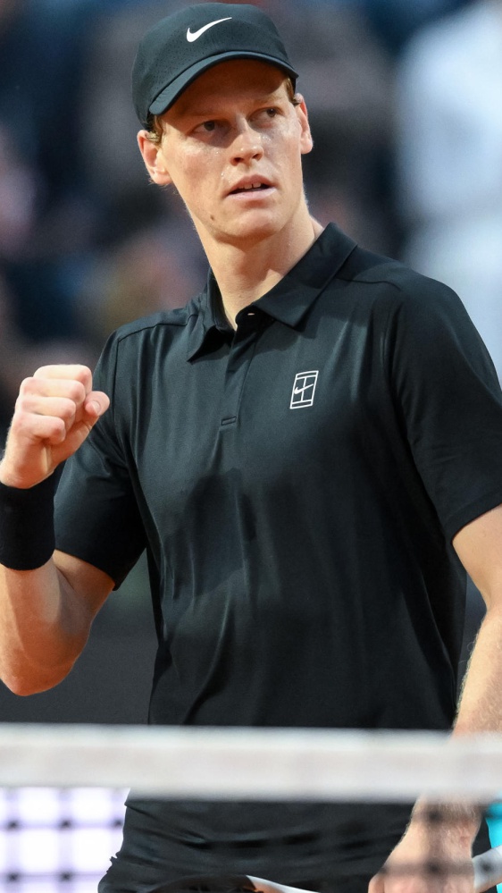 Tennis, Internazionali BNL d'Italia: esordio ok per Sinner sul Centrale. Eliminate Paolini e Sabalenka