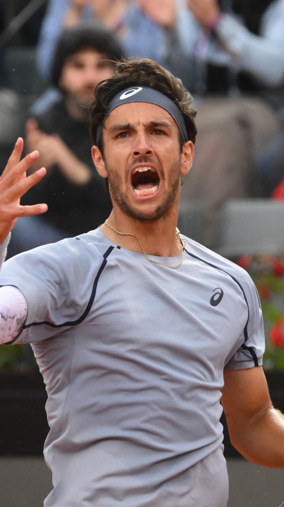 Tennis, Internazionali BNL d'Italia, Musetti e Darderi avanzano agli ottavi, fuori Elisabetta Cocciaretto e Matteo Arnaldi