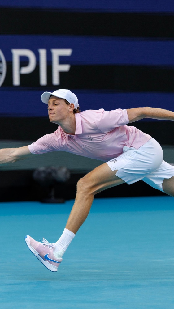 Tennis: Jannik Sinner avanza ai quarti di finale di Miami, dopo aver battuto in due set Alex Michelsen