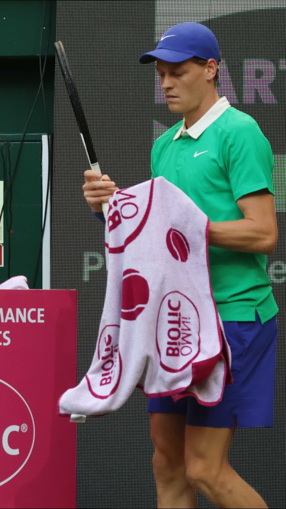 Tennis. Jannik Sinner perde con Bublik, fuori agli ottavi ad Halle, in Germania. Ai quarti invece Flavio Cobolli