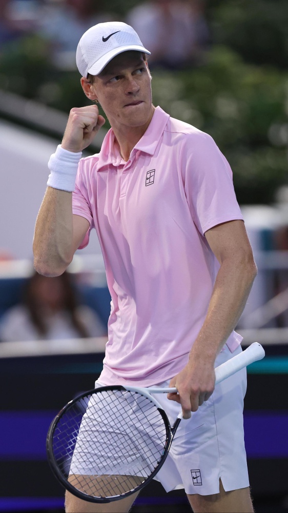 Tennis, Jannik Sinner vince e domina Humbert all'esordio sulla terra rossa di Montecarlo