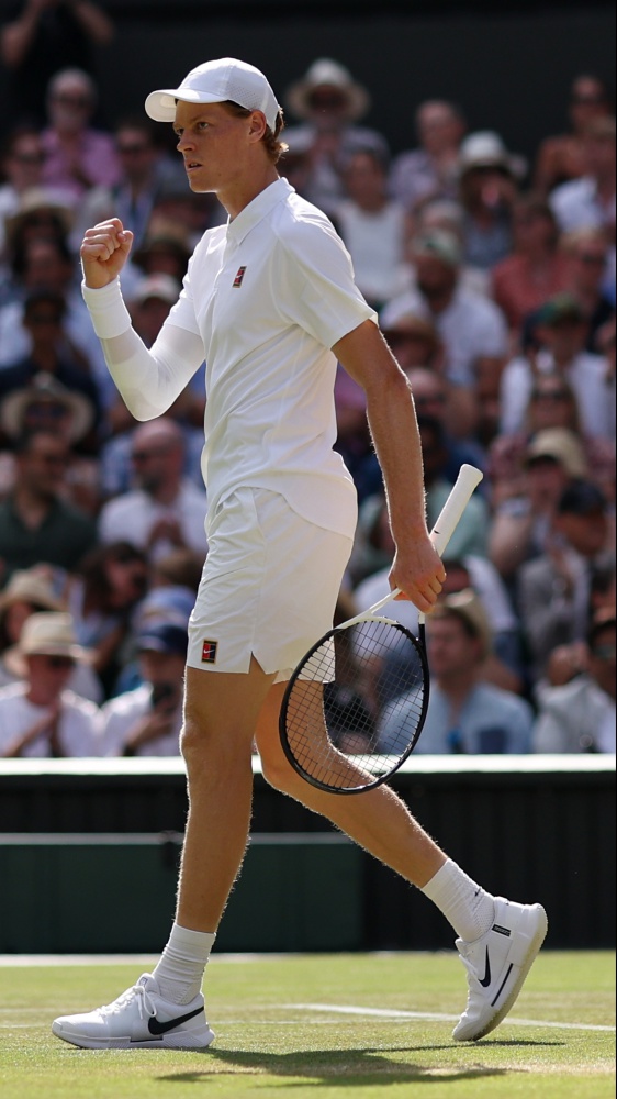 Tennis, Jannik Sinner vince Wimbledon ed entra nella storia, battuto Carlos Alcaraz in finale