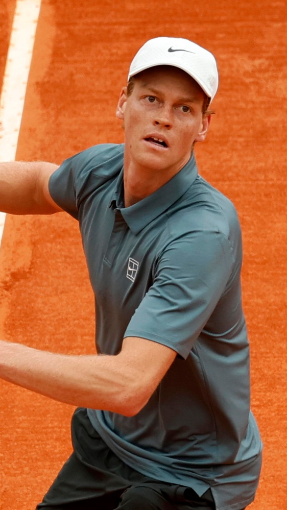 Tennis, Jannik Sinner vola in finale a Montecarlo, battuto nettamente Zverev in semifinale - 