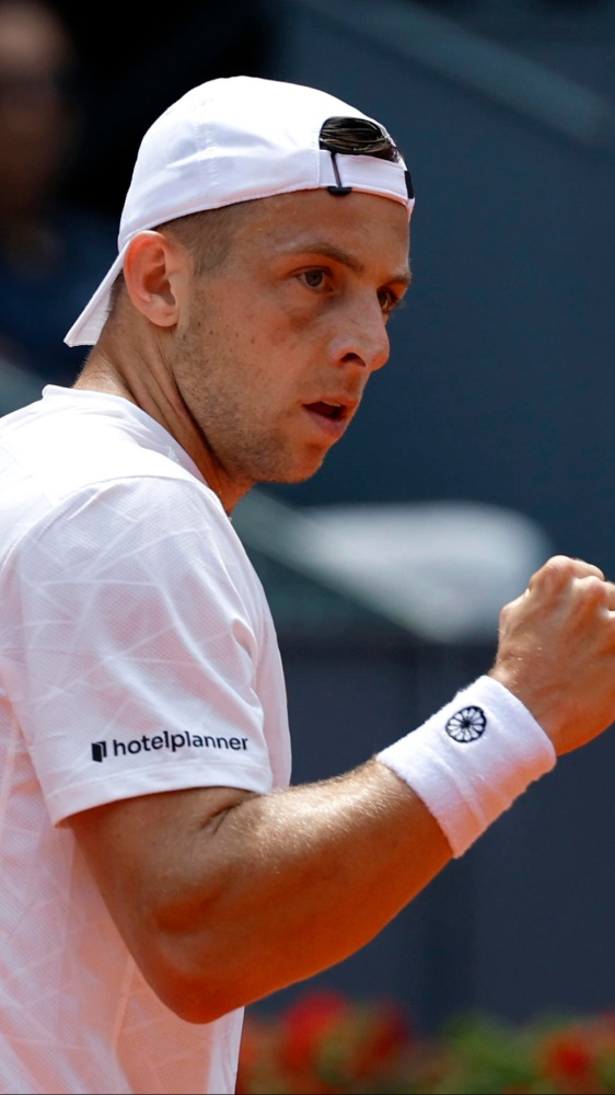 Tennis, Madrid Open, Lehecka raggiunge i quarti di finale, fuori Lorenzo Musetti