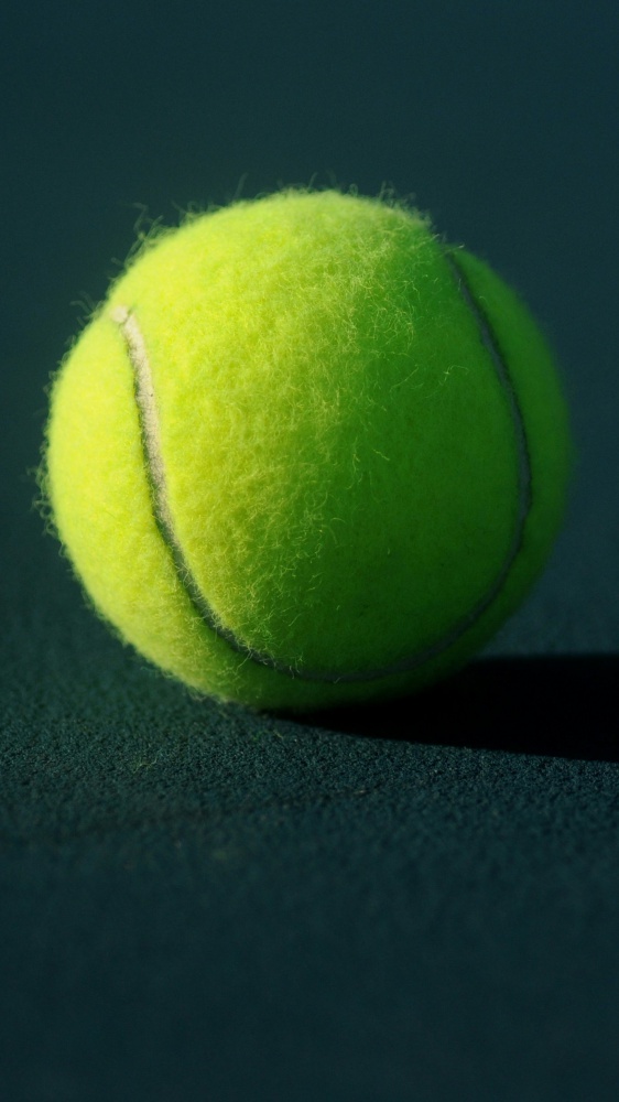 Tennis, polemica per le nuove palline. Gli atleti: sono troppo leggere, causano infortuni