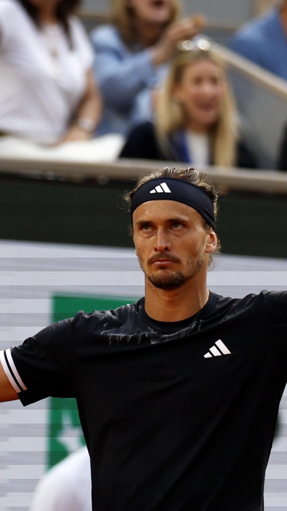Tennis, Zverev re del Roland Garros, Cobolli cede in cinque set dopo una finale epica e lunghissima tedesco