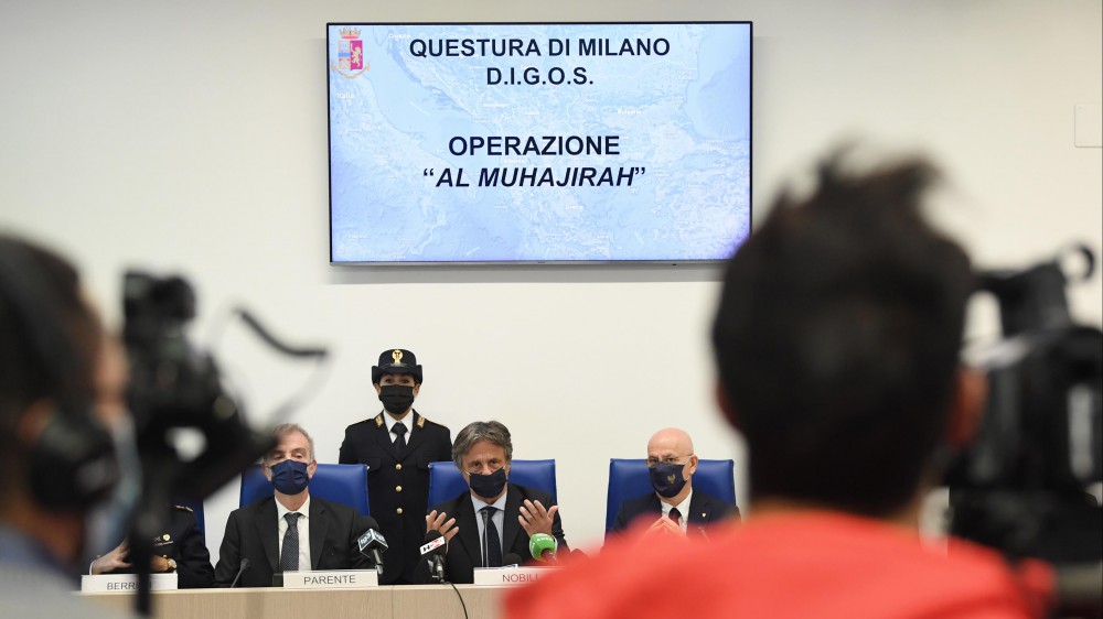 Terrorismo, 19enne arrestata a Milano. Nel suo cellulare scene di decapitazione e di attentati in città europee