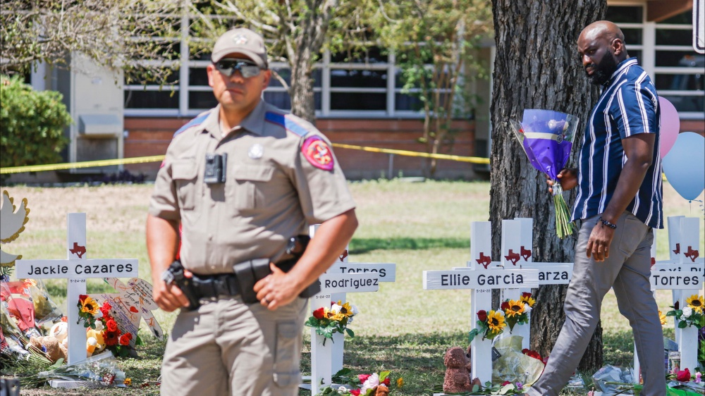 Texas, è bufera sulla polizia dopo la strage nella scuola, morto d’infarto il marito di una maestra uccisa nella sparatoria
