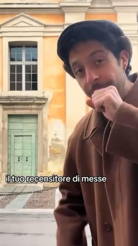 Tiktoker indagato per vilipendio: recensiva messe in maniera ironica