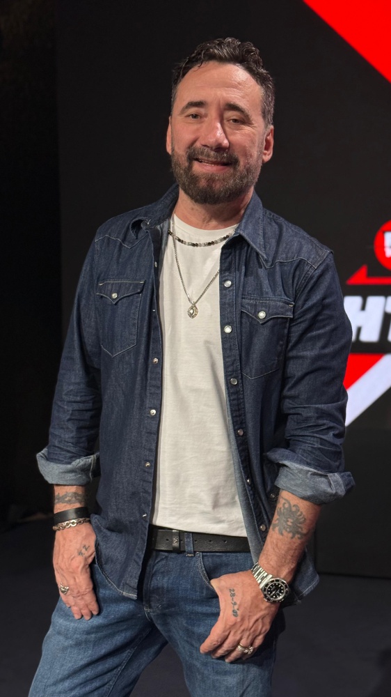 Tiromancino a RTL 102.5: “La canzone è nata da un litigio con mia moglie, ho preso la chitarra ed è nata in 10 minuti. Faremo un tour estivo in occasione dei 25 anni di “La descrizione di un attimo”