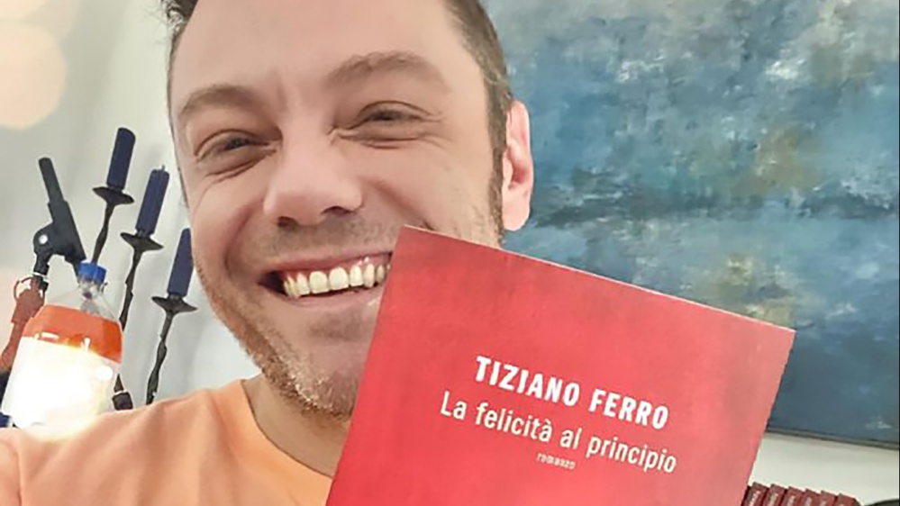 Tiziano Ferro presenta a RTL 102.5 "La felicità al principio": "Angelo Galassi mi ha fornito un bel pretesto per narrare cose che non racconterei come Tiziano Ferro"